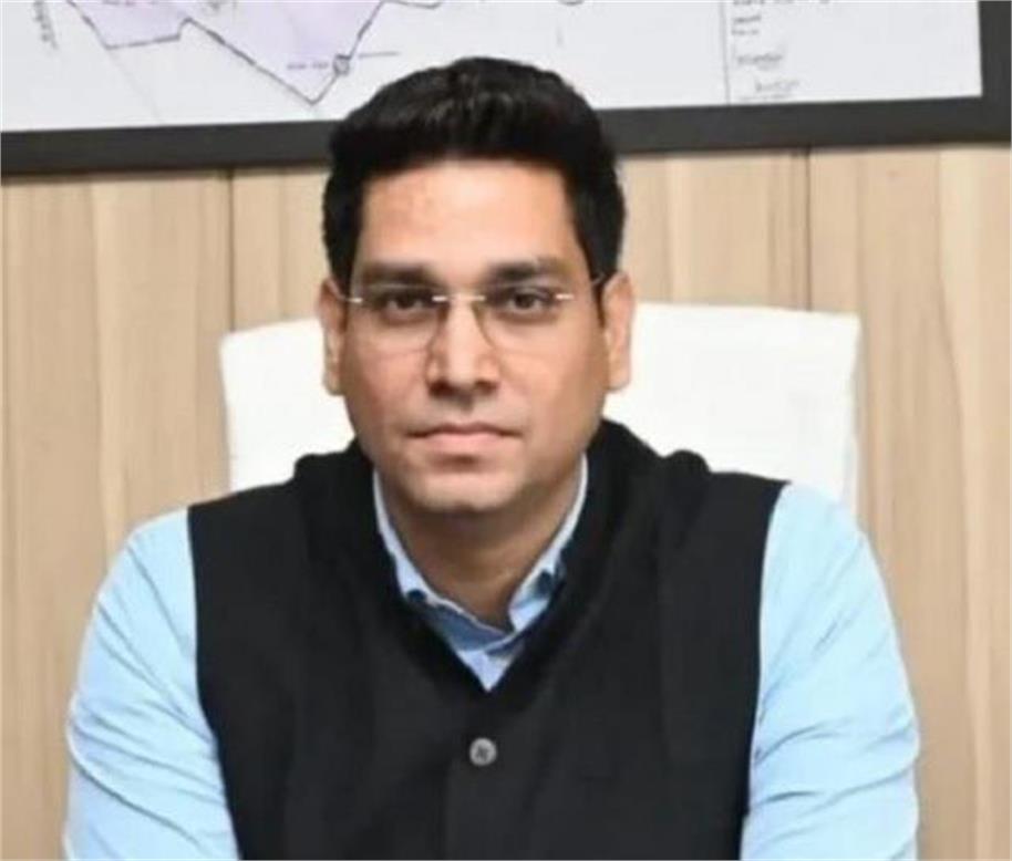 महानगर में अवैध रूप से बनी इमारतों को लेकर नगर निगम कमिश्नर आदित्य एक्शन मोड में नजर आ रहे हैं